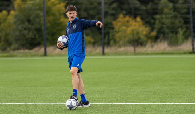 Benjamin Hemcke unterstützt Training der D3-Junioren